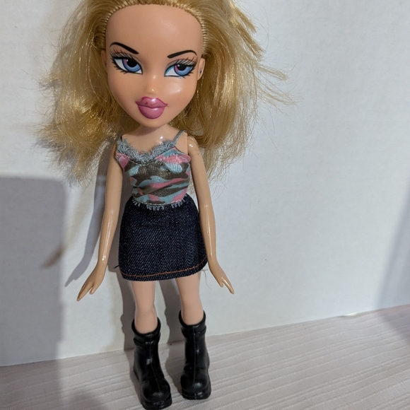 Bratz Cloe Doll 2001 blue eyes blond hair MGA - Picture 1 of 7